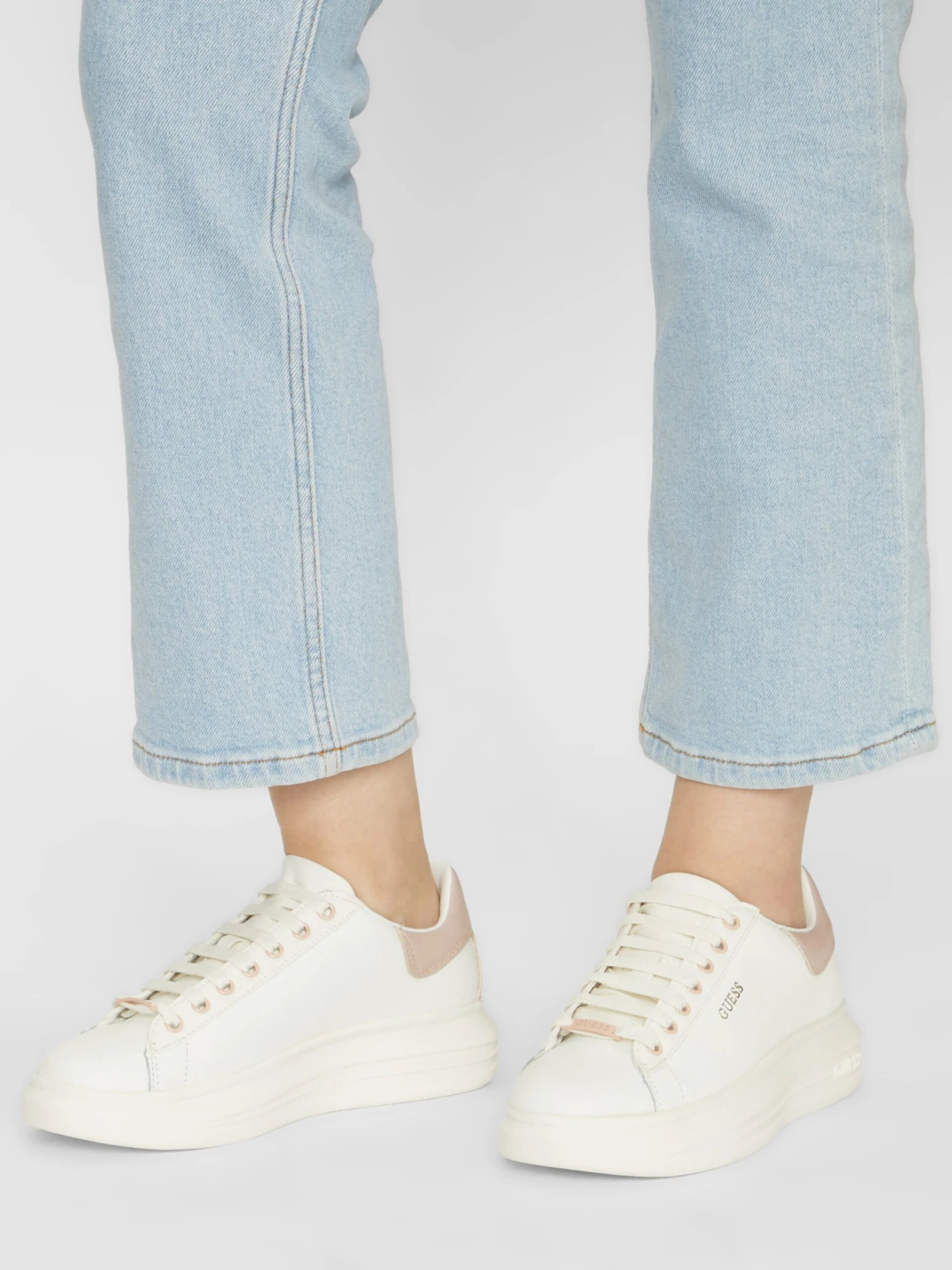 Guess Casual Sneakers Sneakers Laag Salerno Dames Wit 6 Guess Casual Sneakers Sneakers Laag Salerno Dames Wit - Afbeelding 4